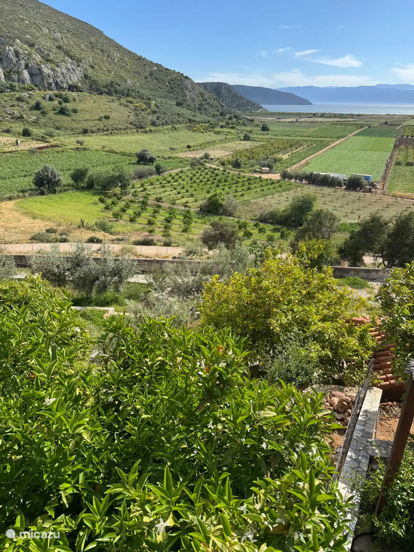 Bergblick seitlich des Ferienhauses von der Poolterrasse aus
