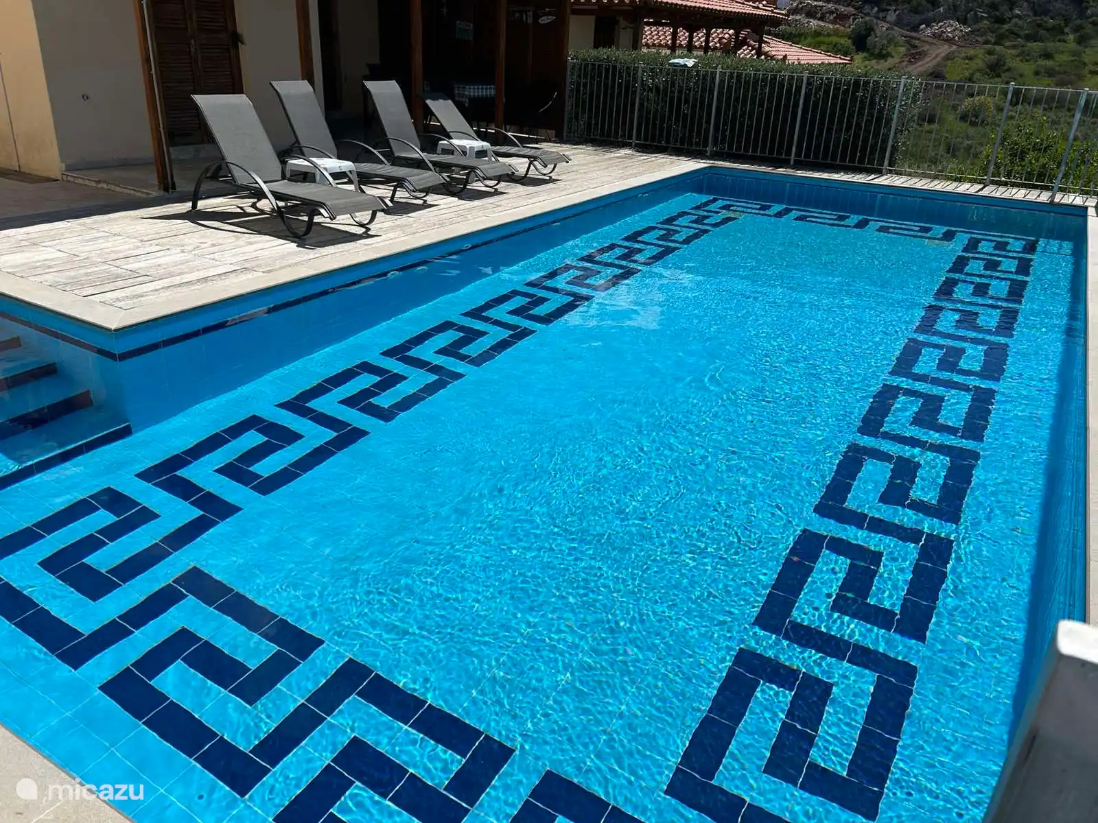 Schwimmbad mit Terrasse