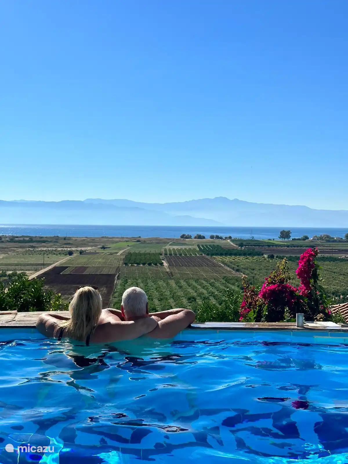 Atemberaubender Blick auf die Landschaft, das Meer und die Berge vom Pool aus.