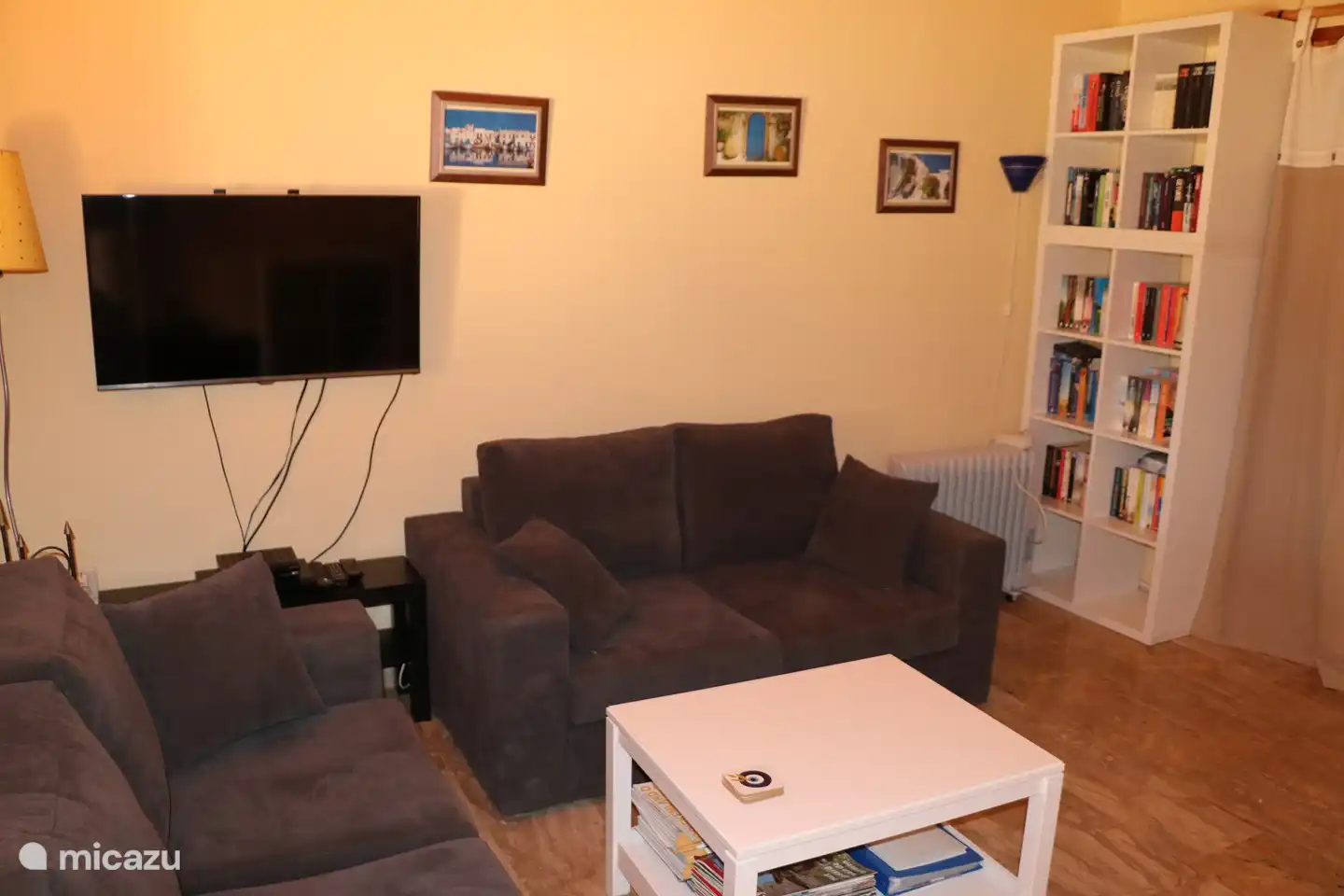 Wohnzimmer mit 2 Zweisitzer-Sofas, Couchtisch und 40-Zoll-Sat-TV mit allen NL-Kanälen in HD (Canal Digital).