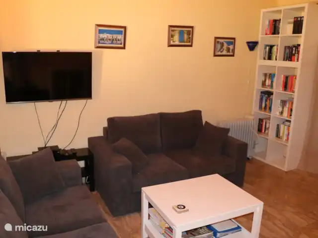 Maison de vacances avec piscine et vue mer | Grèce, Péloponnèse, Iria (Nafplion) - maison de vacances Salon avec 2 canapés deux places, table basse et TV satellite 40 avec toutes les chaînes NL en HD (Canal Digital).