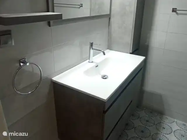 Maison de vacances avec piscine et vue mer | Grèce, Péloponnèse, Iria (Nafplion) - maison de vacances Meuble vasque dans la nouvelle salle de bain avec grand miroir et divers placards.