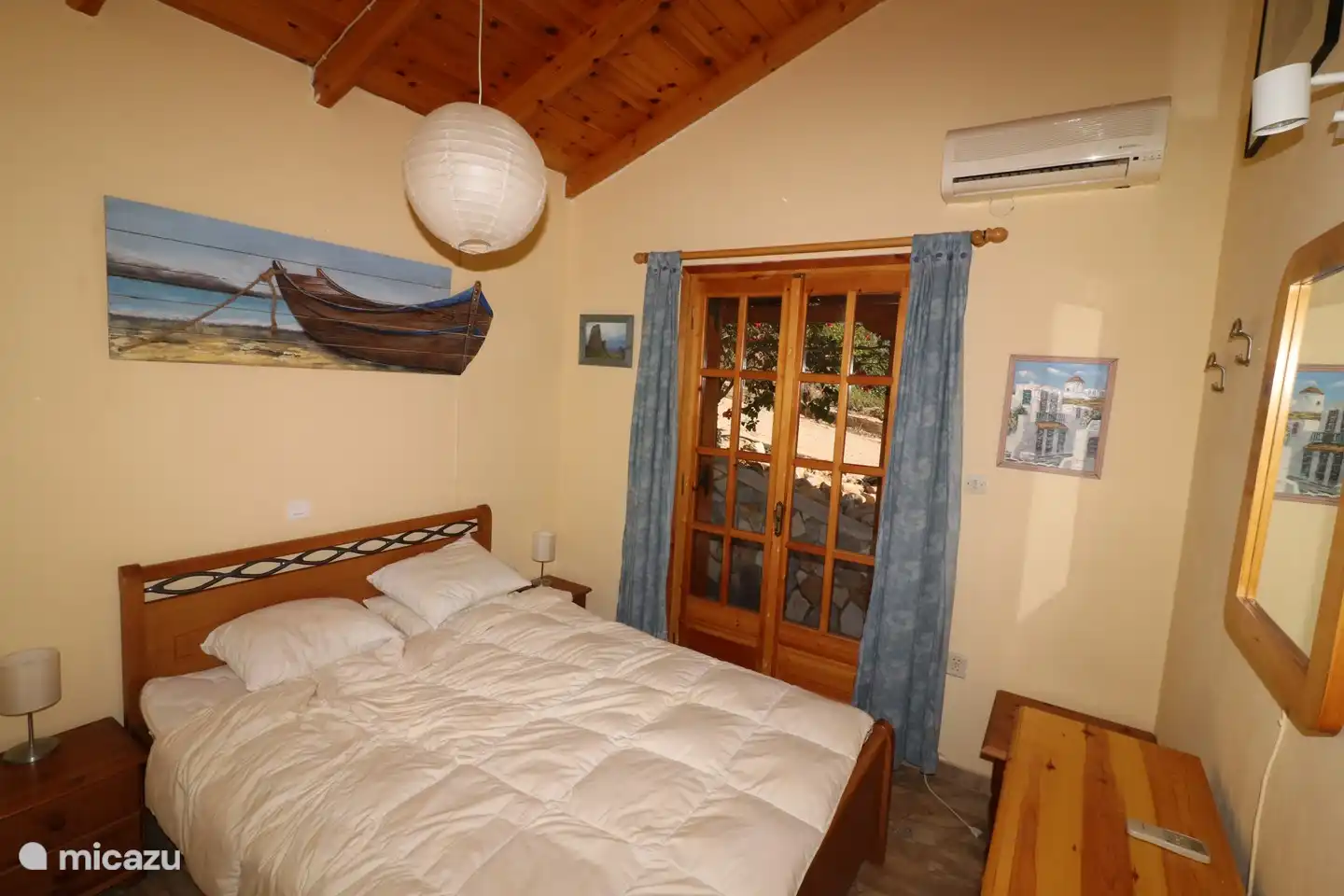 Hauptschlafzimmer mit Doppelbett, Schminktisch mit 2 Schubladen, 3 Kleiderschränken, 1 mit 4 Schubladen und Klimaanlage.