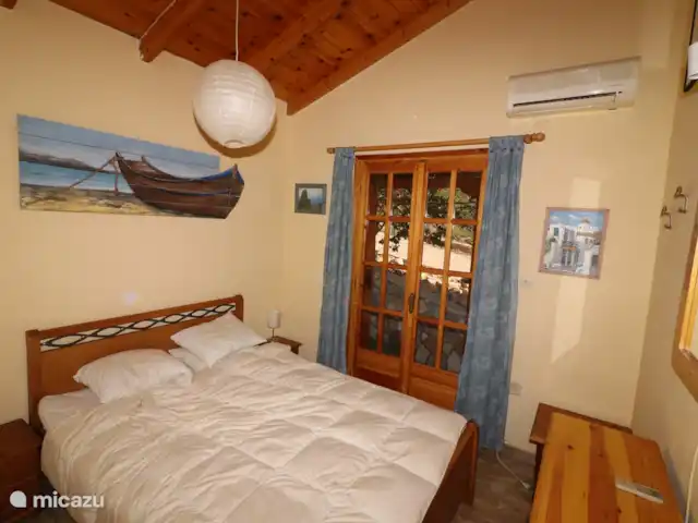 Maison de vacances avec piscine et vue mer | Grèce, Péloponnèse, Iria (Nafplion) - maison de vacances Chambre parentale avec lit double, coiffeuse avec 2 tiroirs, 3 armoires, 1 avec 4 tiroirs et climatisation.