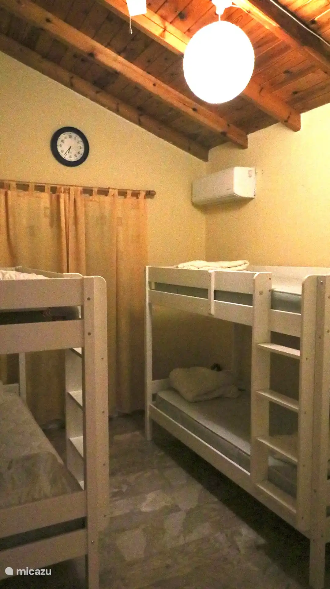 Kinderschlafzimmer mit 2 Etagenbetten, Kleiderschränken und Klimaanlage.