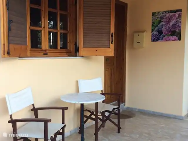 Maison de vacances avec piscine et vue mer | Grèce, Péloponnèse, Iria (Nafplion) - maison de vacances Sièges sur la terrasse à l’avant de la maison de vacances.