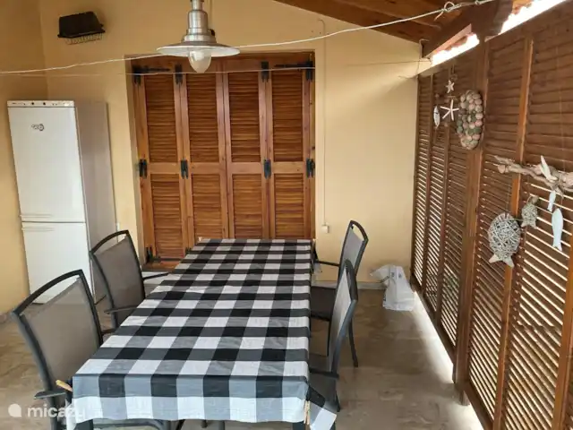 Maison de vacances avec piscine et vue mer | Grèce, Péloponnèse, Iria (Nafplion) - maison de vacances Terrasse couverte avec frigo extérieur et vue sur la mer située entre la maison de vacances et la piscine.