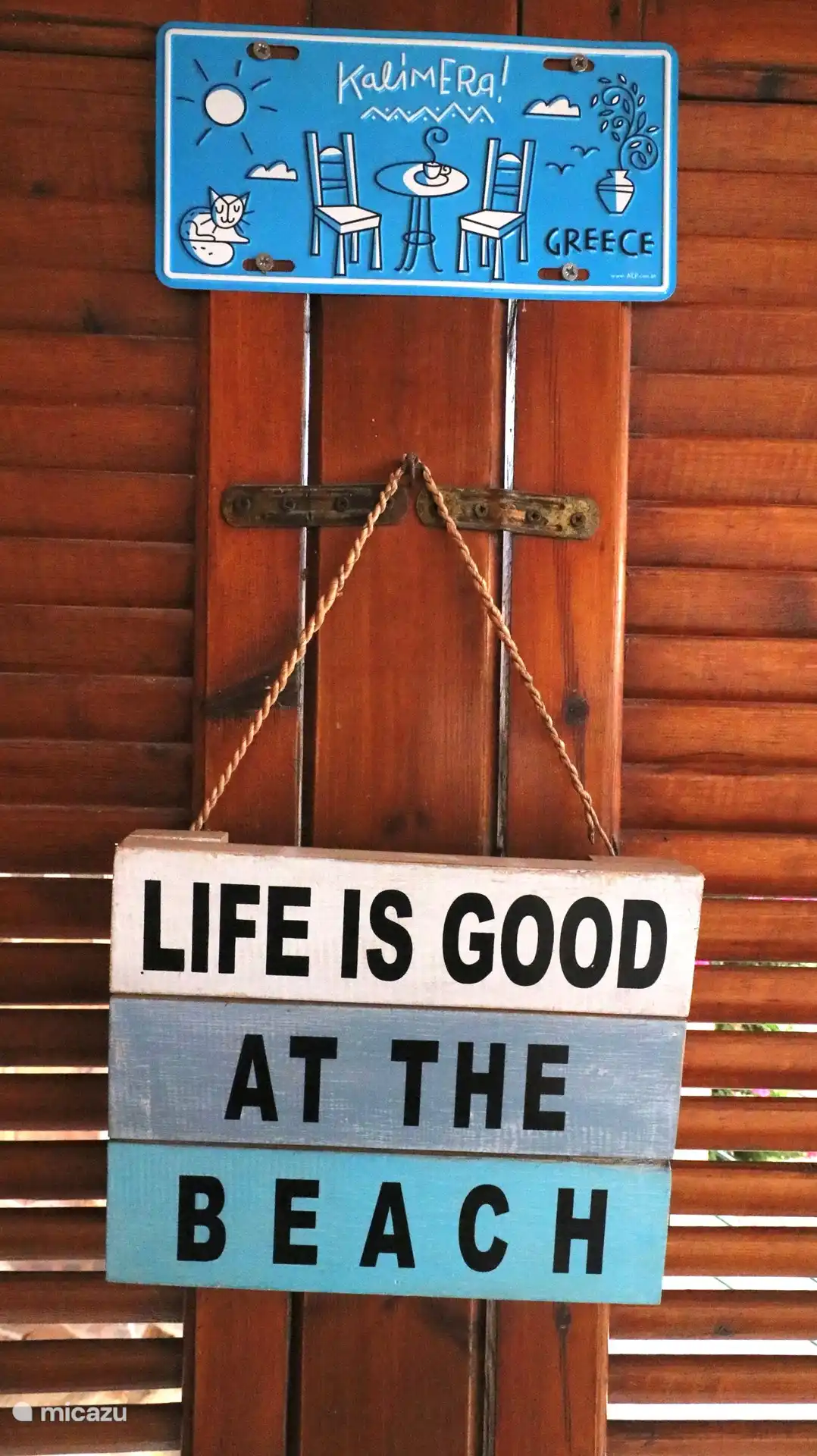 Griechisches Schild auf Terrasse unter Schutz