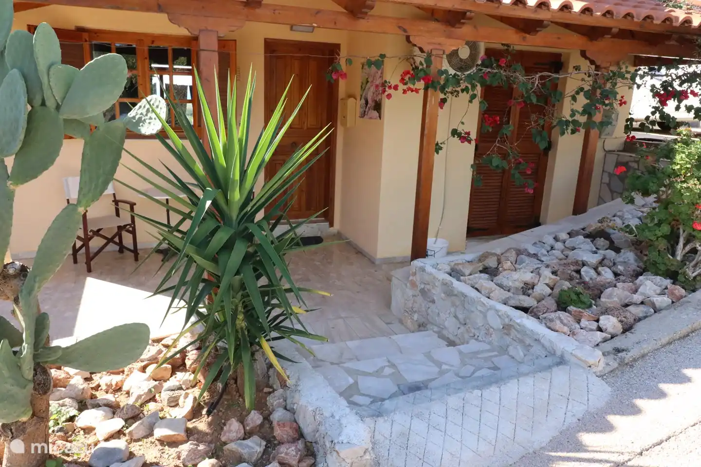 Vor dem Ferienhaus mit Treppe zur Haustür.