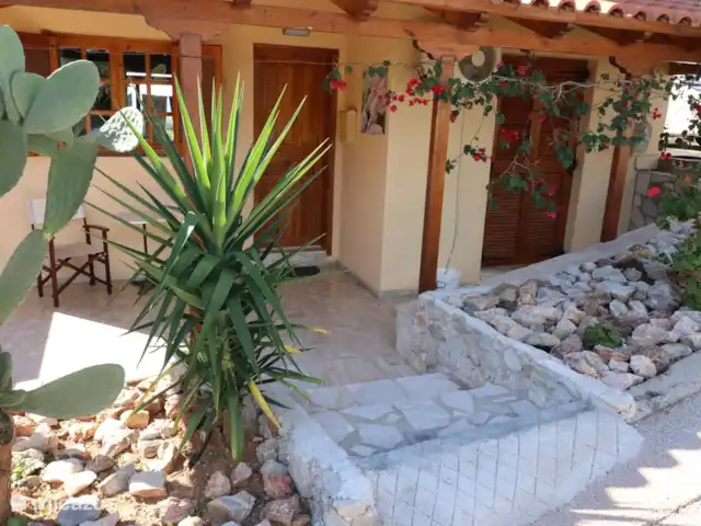 Maison de vacances avec piscine et vue mer | Grèce, Péloponnèse, Iria (Nafplion) - maison de vacances Façade de la maison de vacances avec escalier menant à la porte d'entrée.