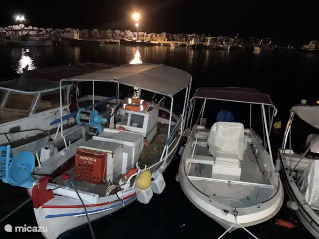 Maison de vacances avec piscine et vue mer | Grèce, Péloponnèse, Iria (Nafplion) - maison de vacances Bateaux dans le port d’Iria le soir depuis la terrasse de 1 des restaurants du port (env. 2 min en voiture)