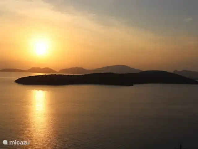 Maison de vacances avec piscine et vue mer | Grèce, Péloponnèse, Iria (Nafplion) - maison de vacances Coucher de soleil sur la plage entre Kandia et Vivari (env. 15 min en voiture)