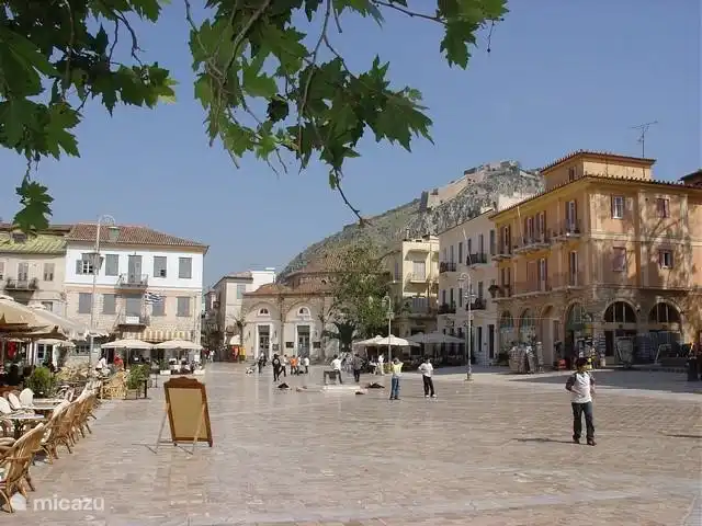 Der schöne und gemütliche zentrale Platz von Nafplio mit Blick auf die byzantinische Festung Palamidi (ca. 30 min Fahrt)