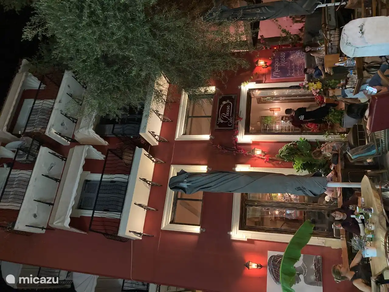 Schnappen Sie sich eine Terrasse und shoppen Sie im stimmungsvollen Stadtzentrum von Nafplio (ca. 30 Minuten Fahrt).