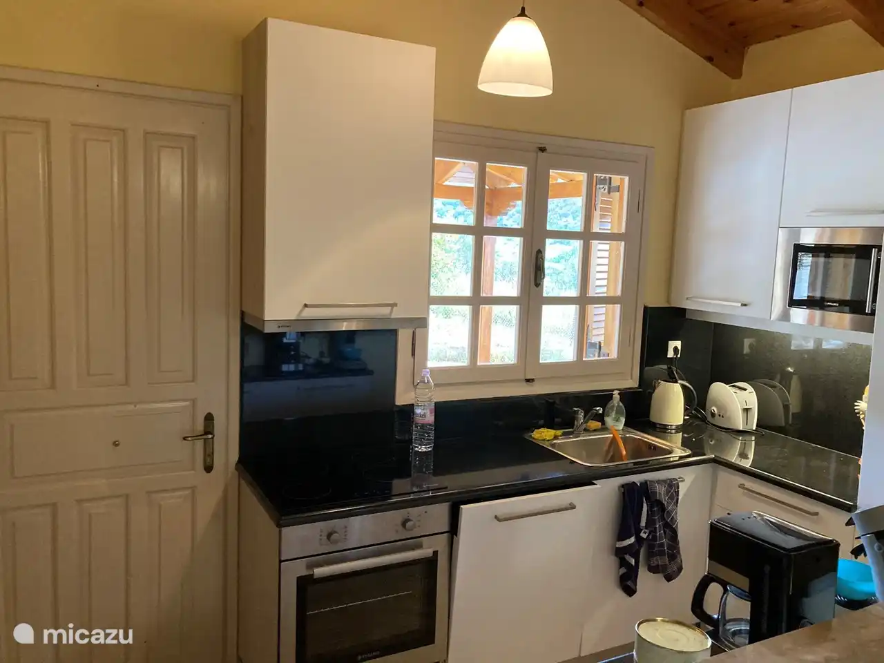 Haustür und Luxusküche mit Geschirrspüler