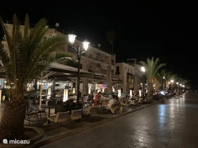 Maison de vacances avec piscine et vue mer | Grèce, Péloponnèse, Iria (Nafplion) - maison de vacances Marcher et boire un café sur la belle promenade de Nauplie avec vue sur la petite forteresse de Bourtzi et le port.