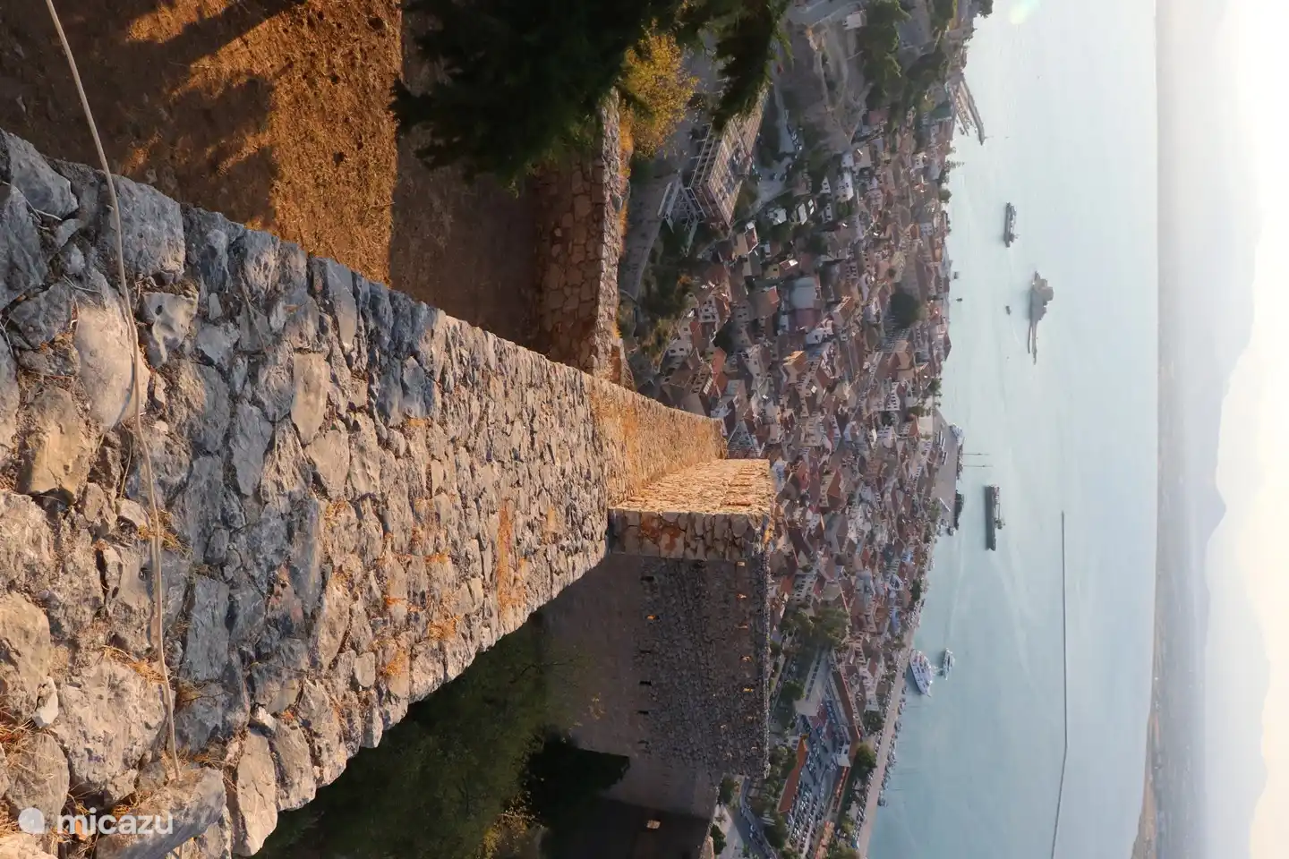 Besuchen Sie Palamidi (Festung oberhalb von Nafplio auf einem Berg) und genießen Sie einen schönen Blick auf die Stadt und den Hafen von Nafplio.