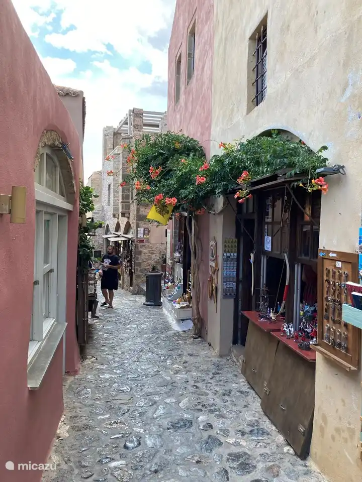 Einkaufen in Monemvasia, einer wunderschönen alten Festungsstadt auf einem hohen Felsen im Meer (ca. 3 Stunden mit dem Boot von Tolo).