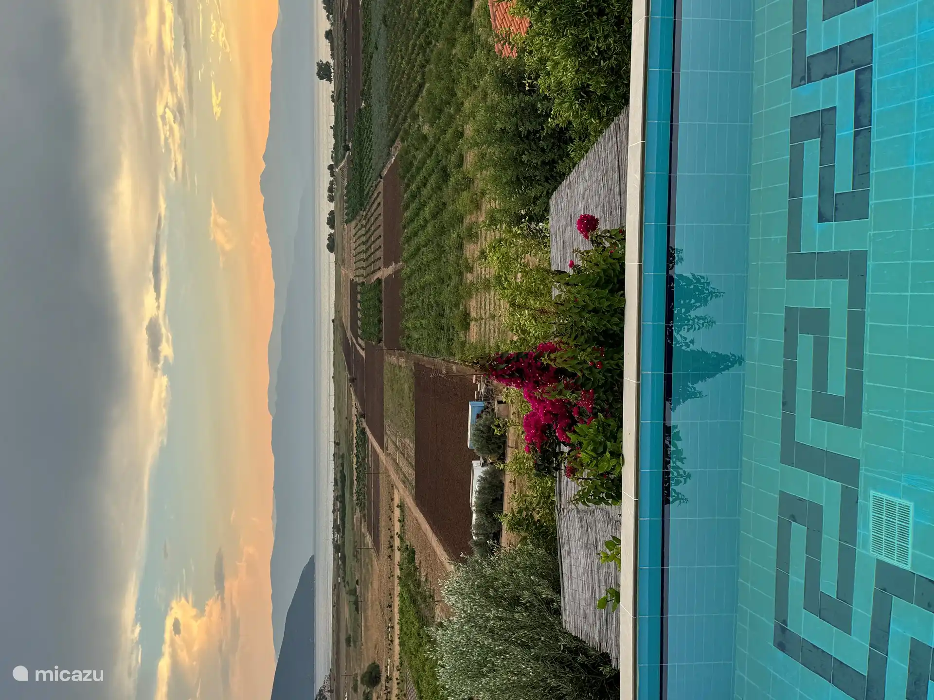 Blick von der Terrasse am Abend