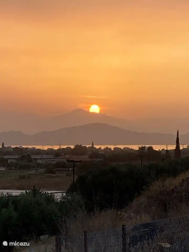 Sonnenuntergang hinter den Bergen.