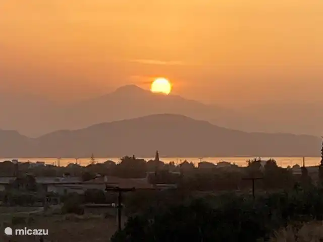 Maison de vacances avec piscine et vue mer | Grèce, Péloponnèse, Iria (Nafplion) - maison de vacances Coucher de soleil derrière les montagnes.