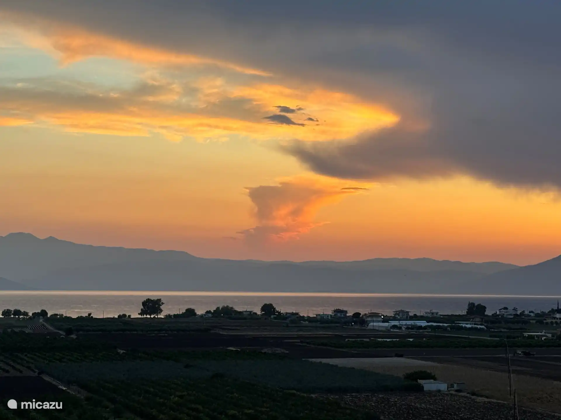 Blick auf den Sonnenuntergang von der Terrasse