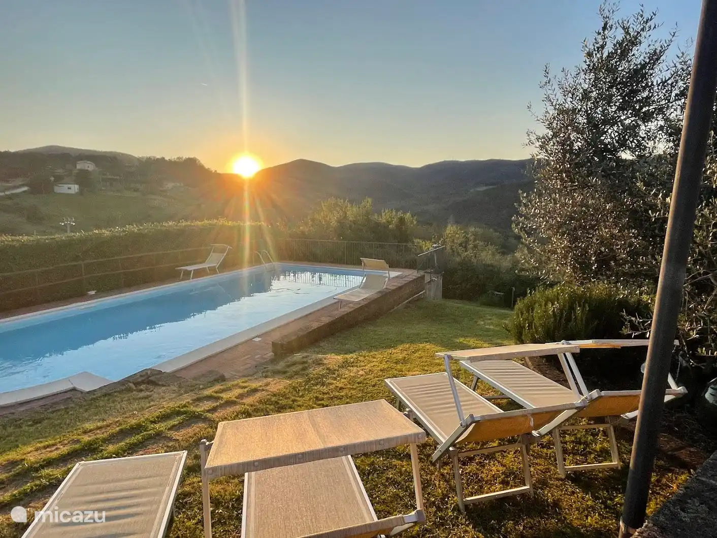 Encantador lugar para ver el negocio del sol detrás de las montañas.