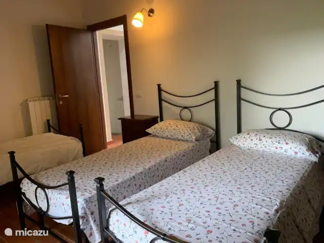 Casa Al Settimo Cielo | Italie, Toscane, Garetto - maison de vacances Chambre avec 3 fois un lit simple