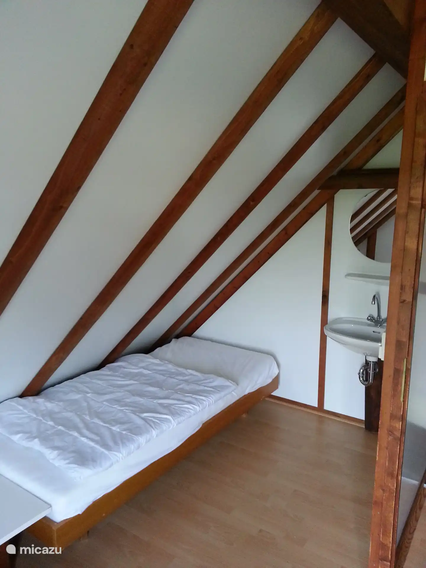 Rechter bovenslaapkamer ook met eigen wasgelegenheid.