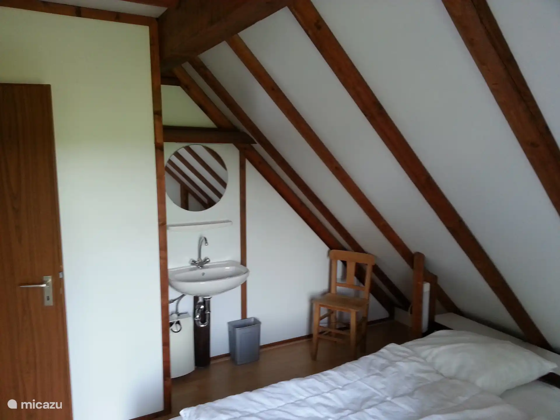 Linker boven slaapkamer met eigen was gelegenheid.