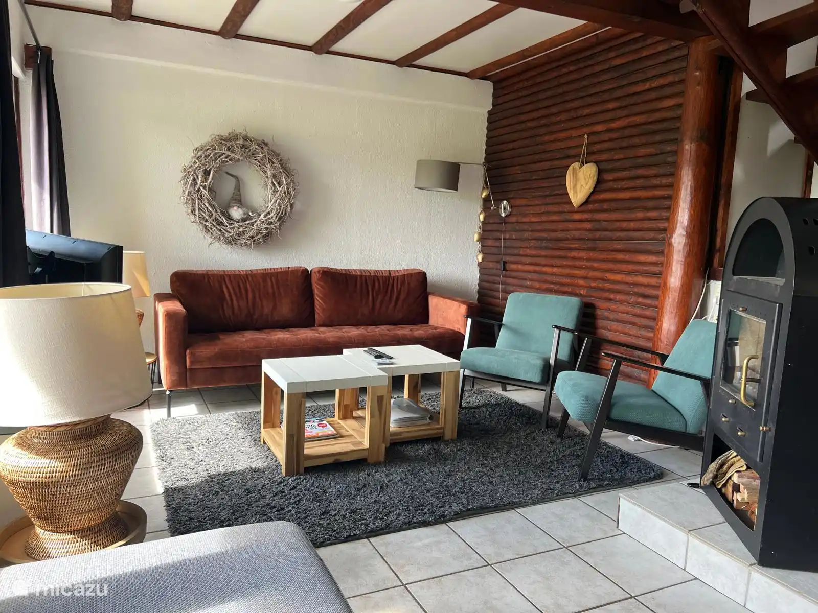 Nieuw bankstel met nieuwe stoelen.