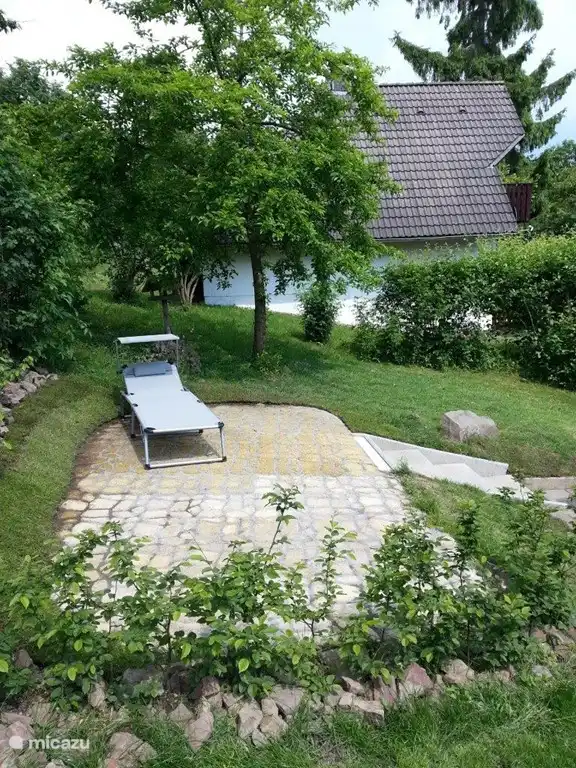 Ligstoel om lekker achter het huis te genieten van de zon.