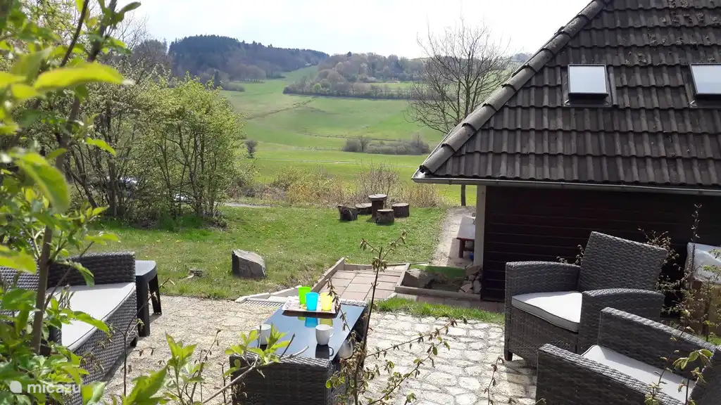 Heerlijk beschut genieten van het uitzicht en de warmte van de beschutting.