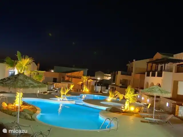 Villa Aphrodite en Grecia, Creta, Panormo - casa vacacional Por la noche, la piscina y las terrazas se iluminan de forma atractiva.