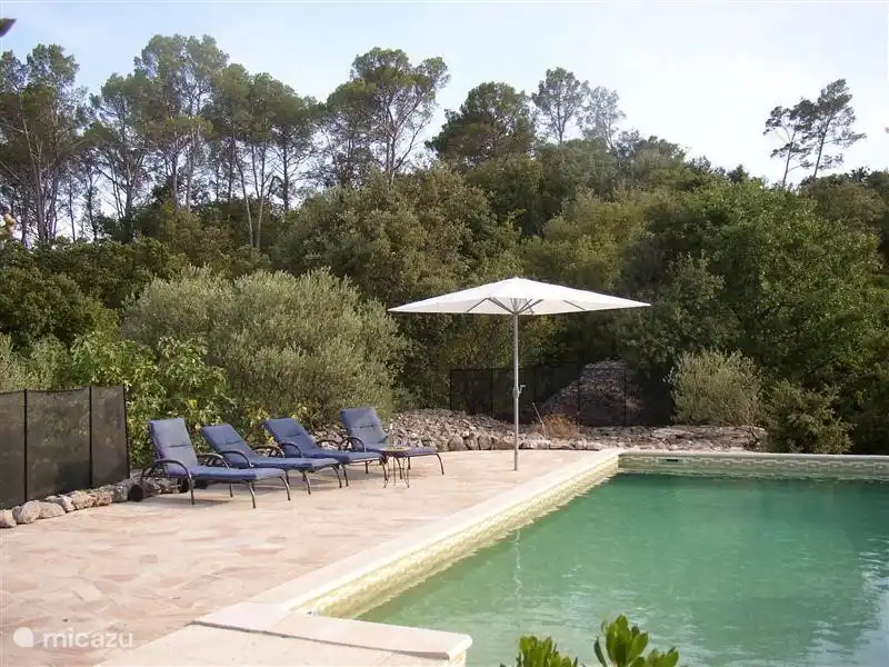 Der Pool. Datenschutz!