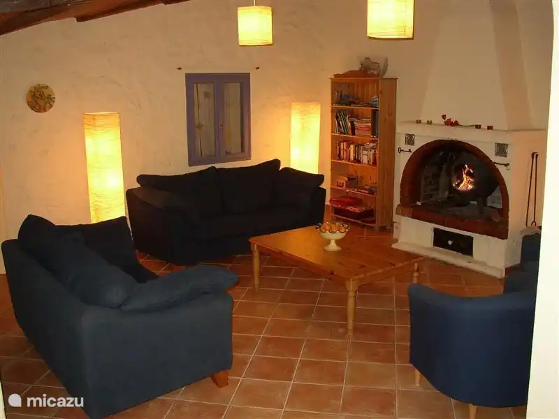 Wohnzimmer mit Kamin.