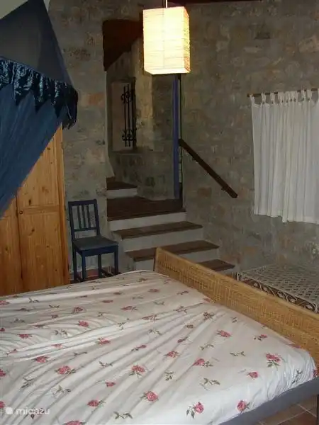 Schlafzimmer mit Zugang zum Bad.