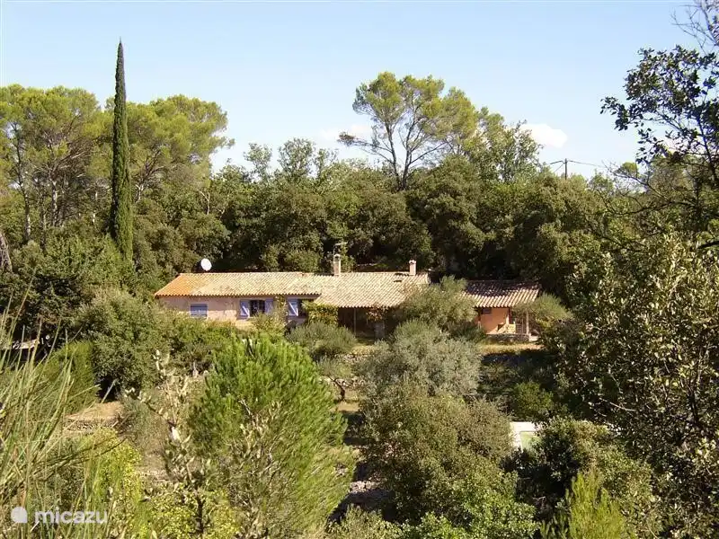 Haus aus der ganzen Website zu sehen. Die Website ist ein flaches Tal mit zahlreichen Terrassen, Olivenbäume, Feigenbäume und Eichen.