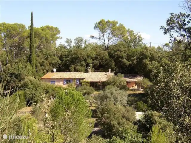 Lei Restanques | France, Var, Carcès - maison de vacances Maison vue de l'autre côté de la propriété. Le site est une vallée peu profonde avec de nombreuses terrasses, envahie d'oliviers, de figuiers et de chênes.