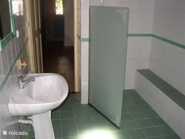 Lei Restanques | France, Var, Carcès - maison de vacances Salle de bain avec WC dans la chambre parentale.