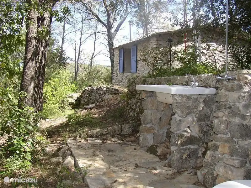 Das Bad im Freien an der cabanon: WC, (direkt) heiße Dusche und Waschbecken.