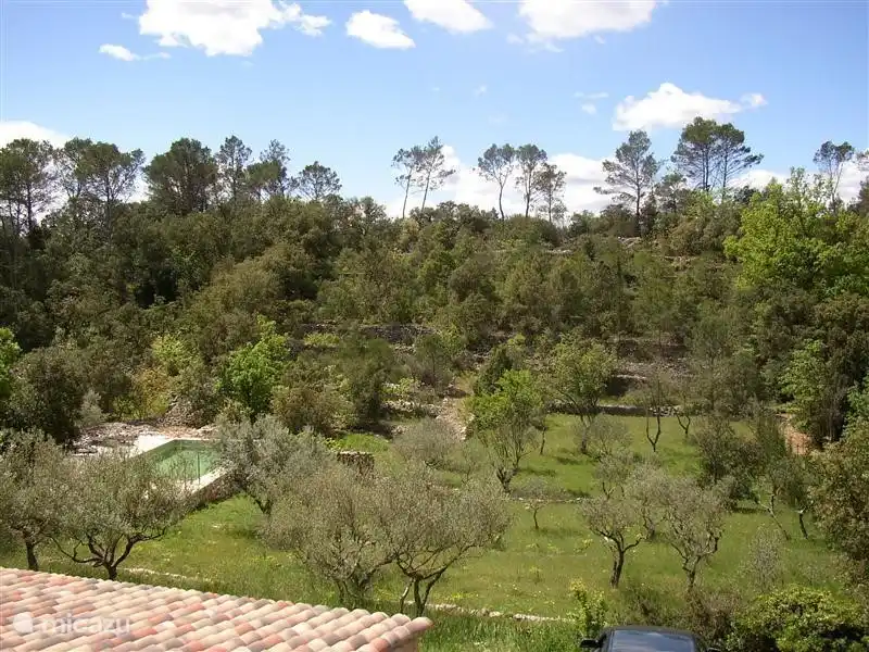 Blick auf das Privatgrundstück von hinter dem Haus. Auf der linken Seite sehen Sie das Schwimmbad. Das Schwimmbad ist 20 Meter vom Haus entfernt.