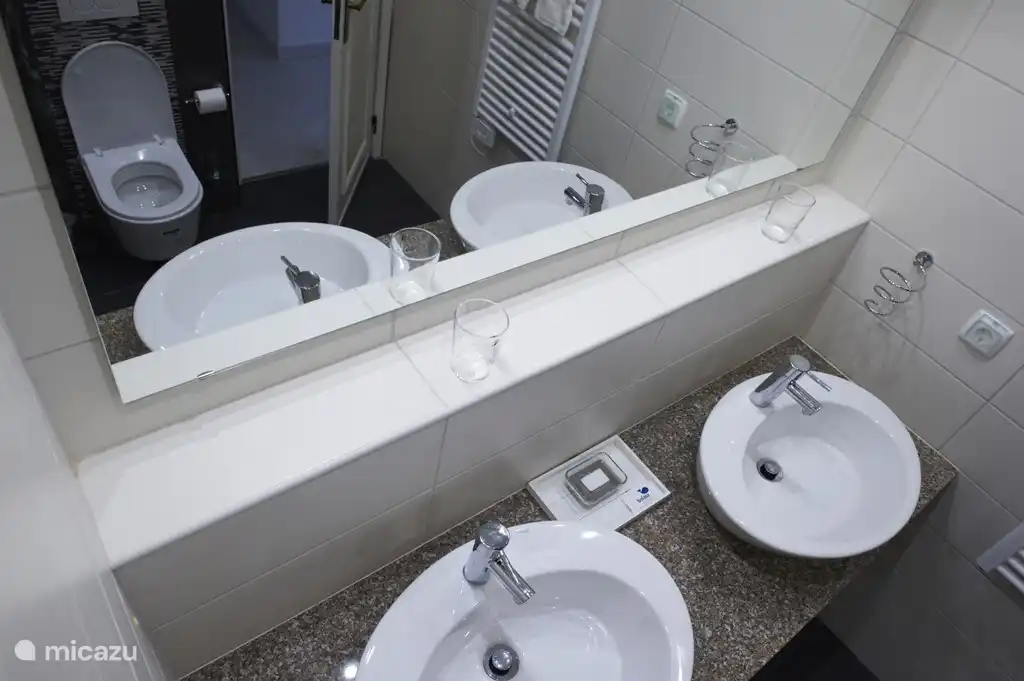 Cuarto de baño en suite con ducha a ras de suelo