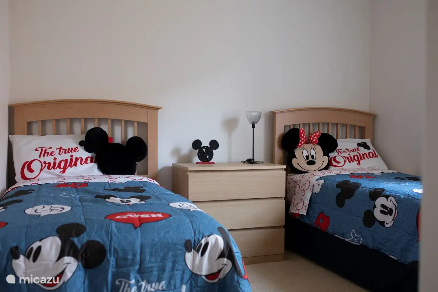 Mickey Schlafzimmer Blau. Ist geeignet für Kinder unter 12 Jahren und ist ausgestattet mit zwei Einzelbetten, mittig platziertem Nachttisch. Der begehbare Kleiderschrank wird von uns als privater Kleiderschrank genutzt. Das Mickey-Badezimmer befindet sich auf dem Flur und wird mit dem Mickey-Schlafzimmer Grey geteilt