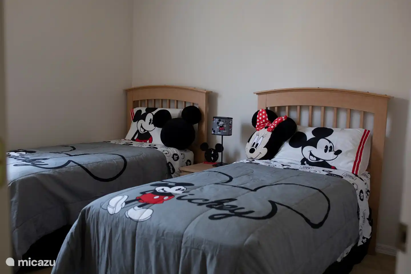 Mickey Schlafzimmer Grau. Ist geeignet für Kinder unter 12 Jahren und ist ausgestattet mit zwei Einzelbetten, mittig platziertem Nachttisch. Der begehbare Kleiderschrank wird von uns als privater Kleiderschrank genutzt. Das Mickey-Badezimmer befindet sich auf dem Flur und wird mit dem Mickey-Schlafzimmer Blue geteilt.