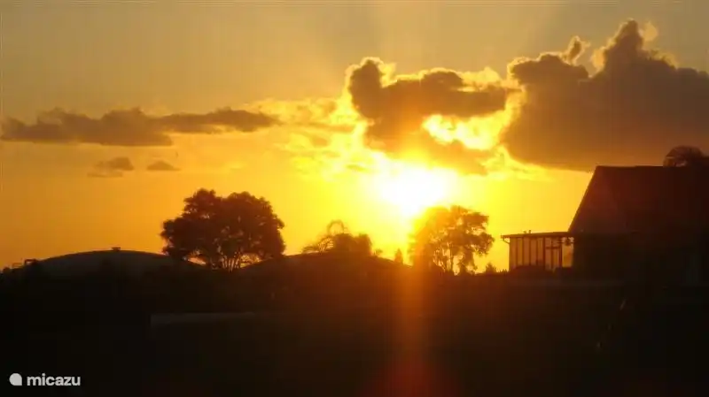 Der atemberaubende Blick von der Terrasse während des Sonnenuntergangs.