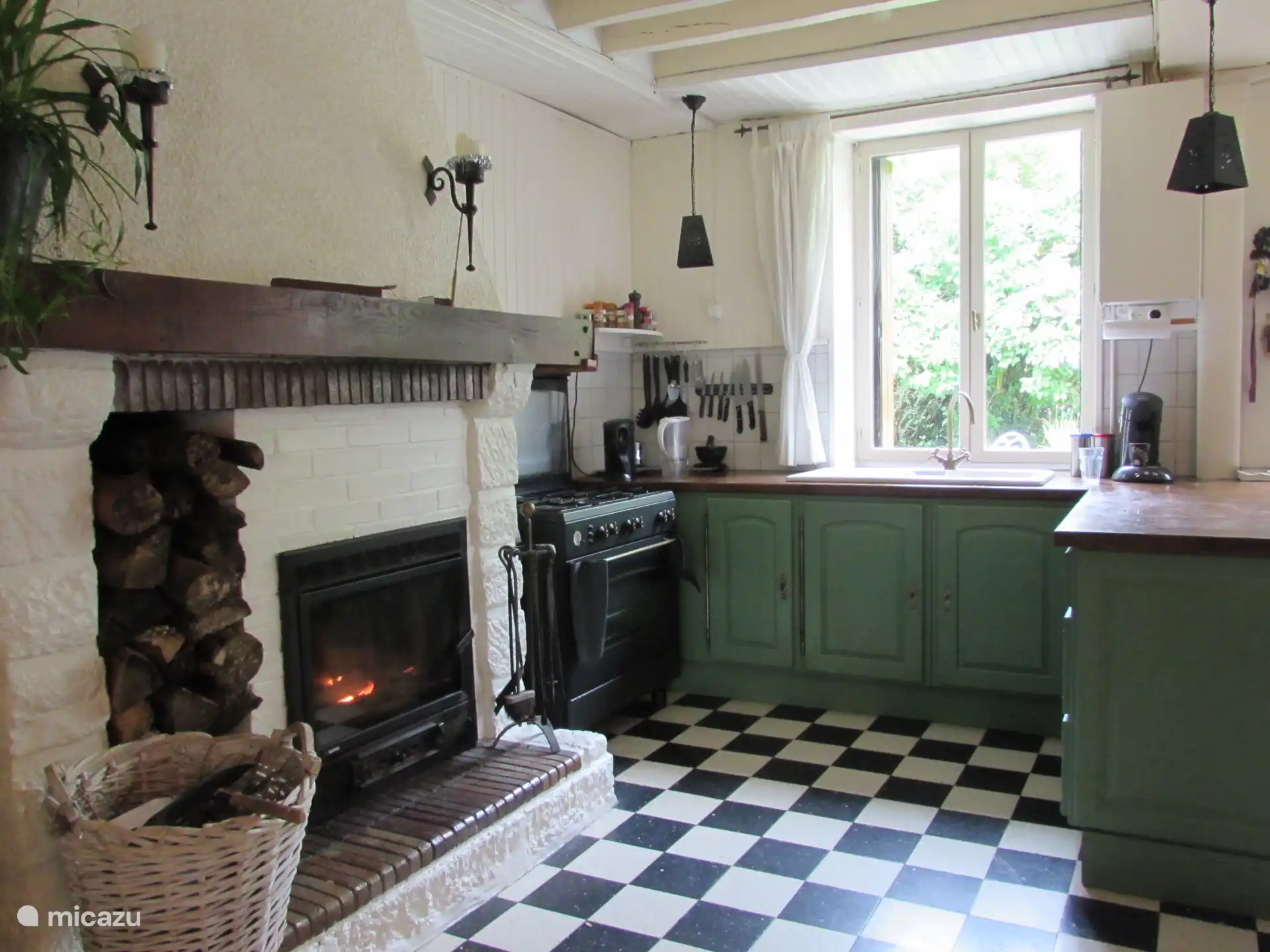 Cuisine avec feu de cheminée