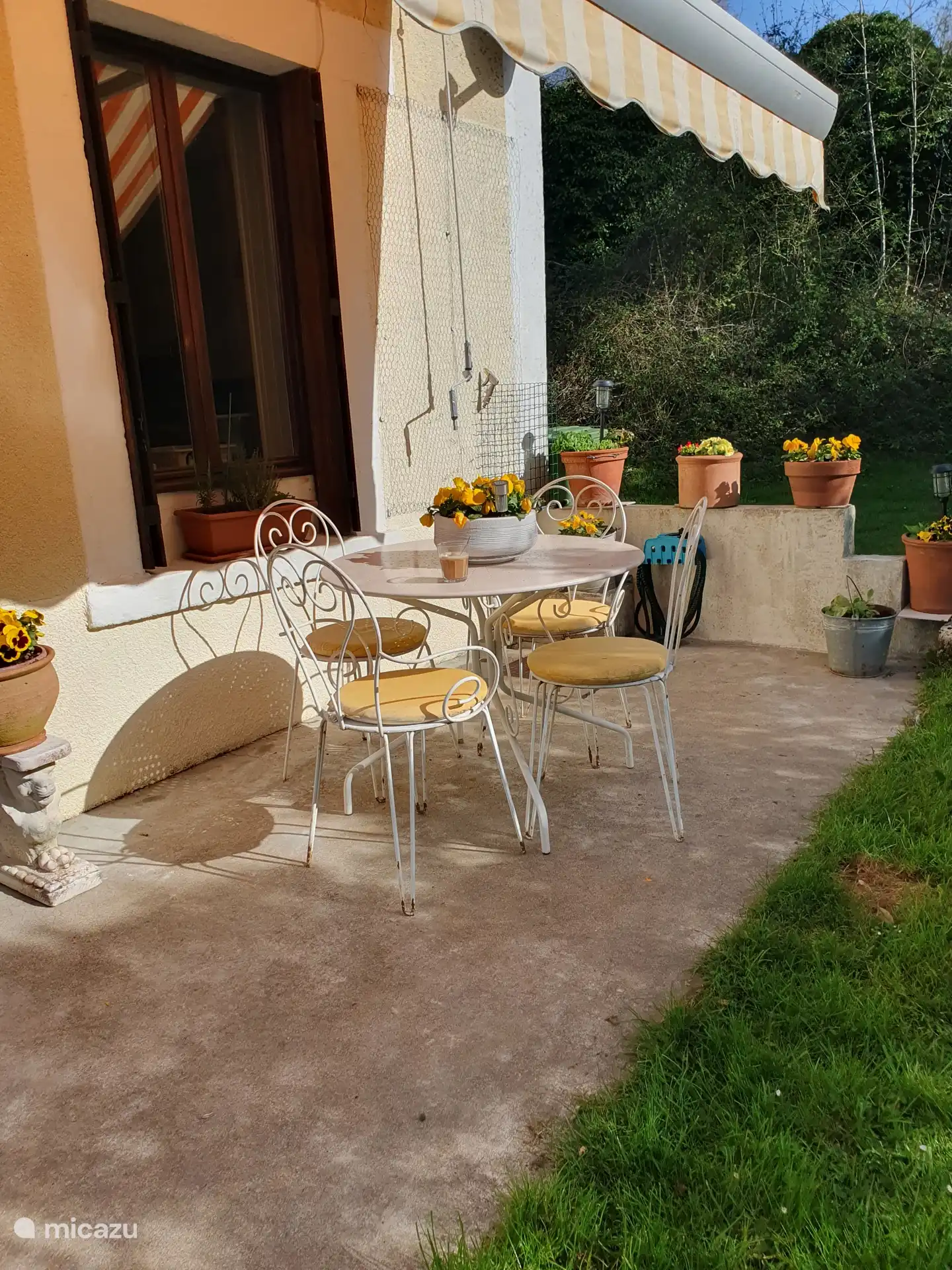 Siège à l’avant de la maison. Endroit charmant pour se reposer, petit déjeuner au soleil du matin. 