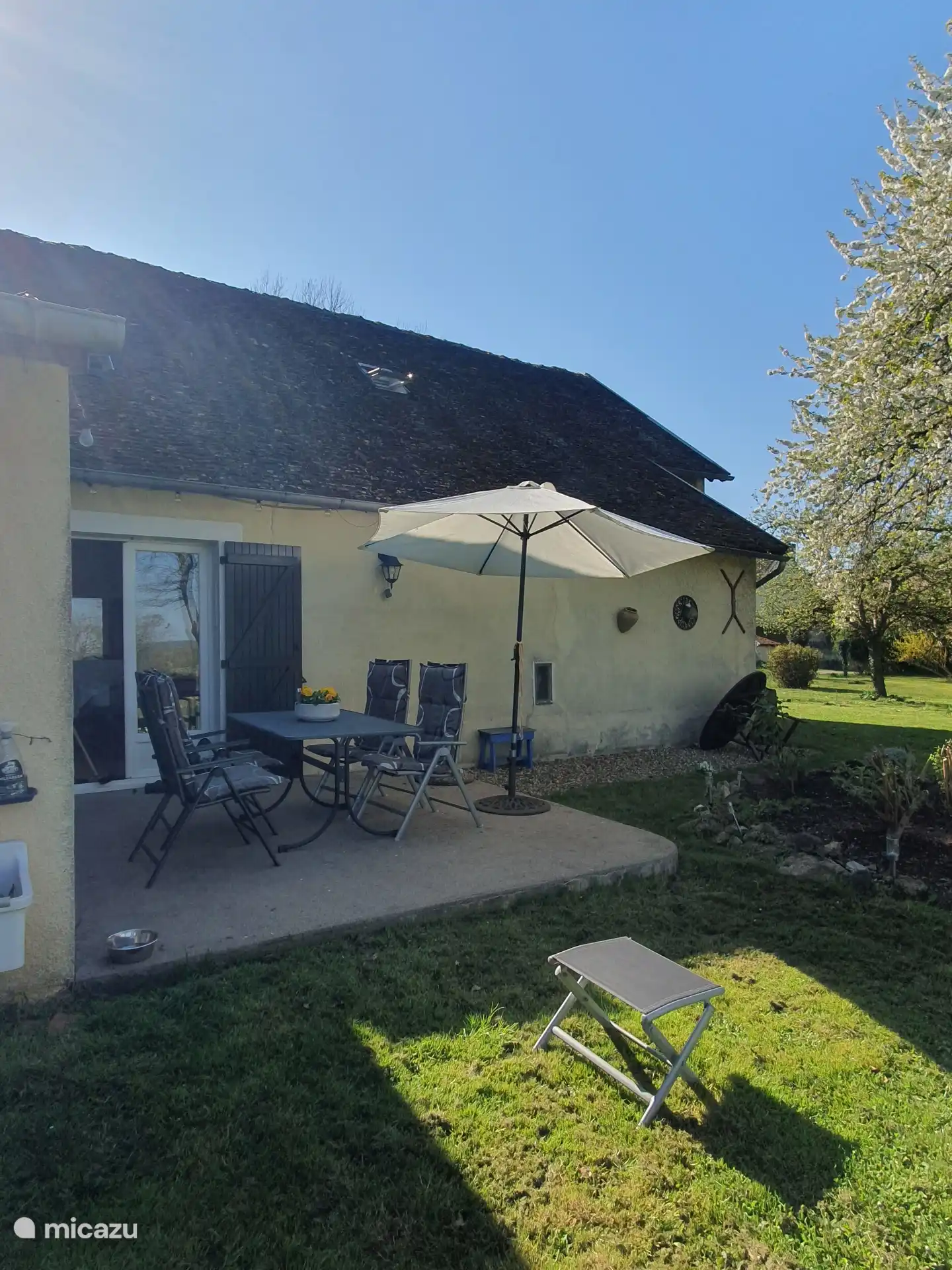 Terrasse spacieuse à l’arrière