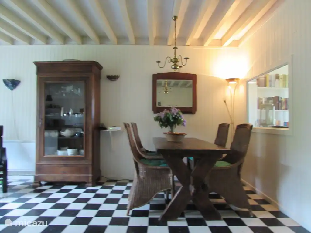Salle à manger attrayante. Plusieurs chaises de salle à manger et chaise haute disponibles.